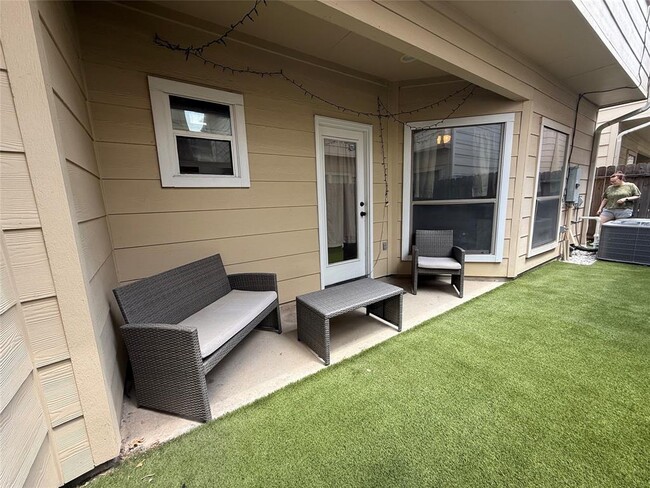Building Photo - 3813 Center Plaza Dr