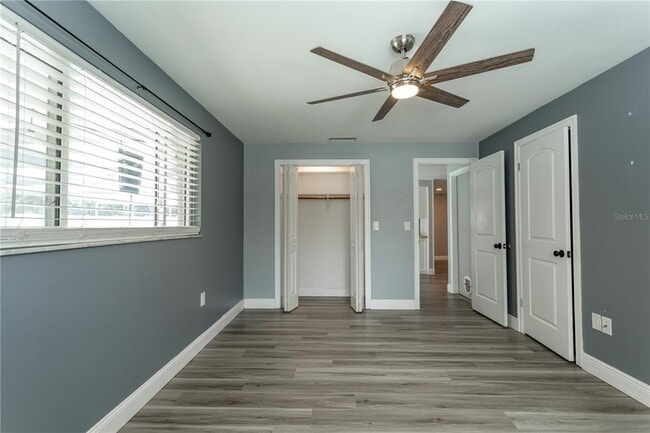 Building Photo - 2021 Valley Dr