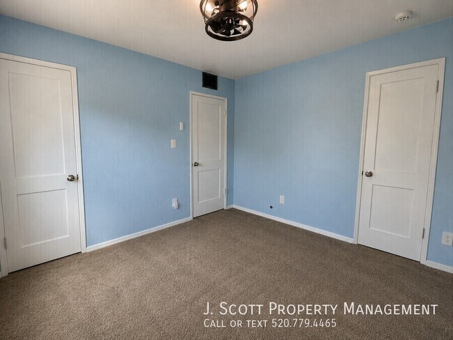 Building Photo - 2801 W Glenrosa Ave