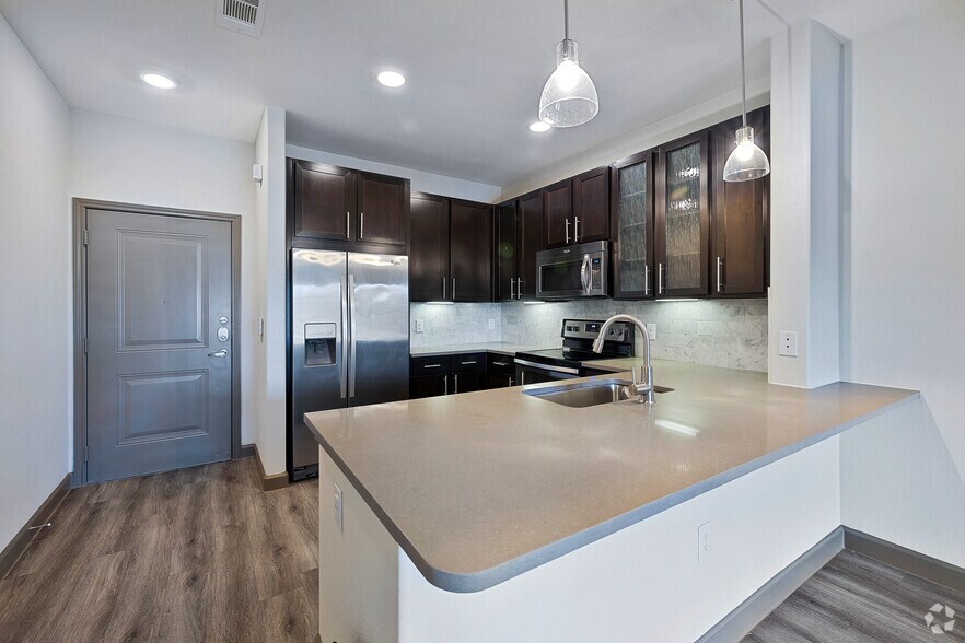 1BR, 1BA - 685SF - Kitchen - ELEVATE Spring Crossing