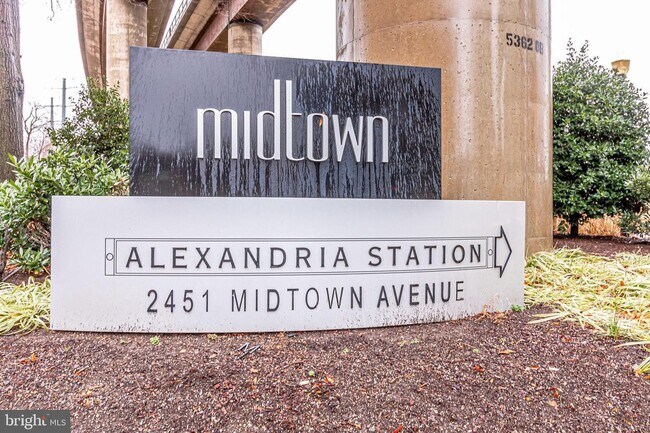 Building Photo - 2451 Midtown Ave