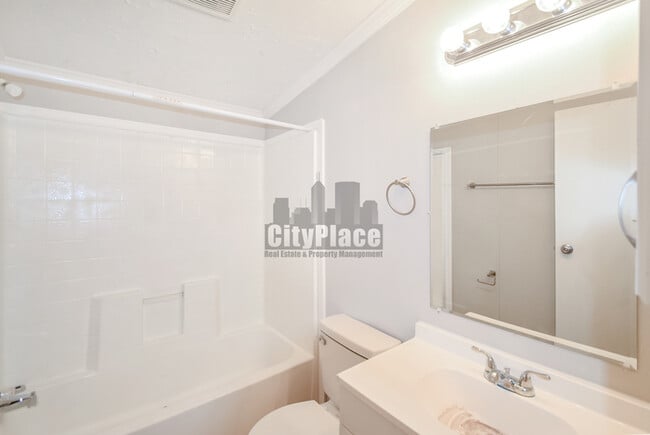 Building Photo - 2841 W Ray St