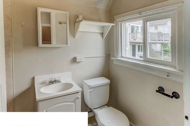 Building Photo - Large 6 Bedroom House Available in August!!