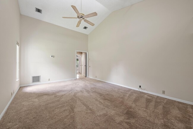 Building Photo - 18 Glencairn Rd