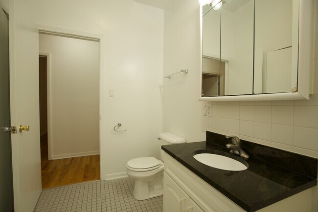 Building Photo - 2464 N Geneva Terrace