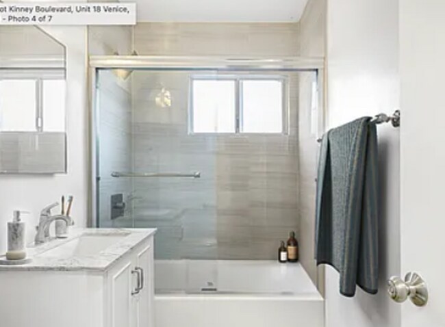 Building Photo - 2727-2741 Abbot Kinney Blvd