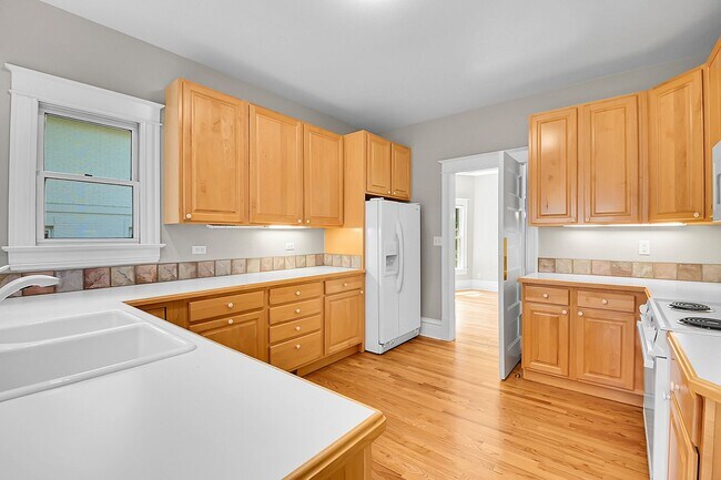 Building Photo - ONE block to OBSERVATORY PARK! great DU lo...