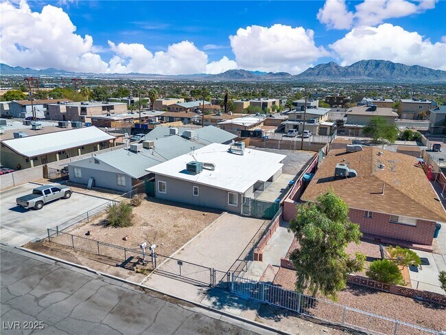 Building Photo - 710 N 10th St