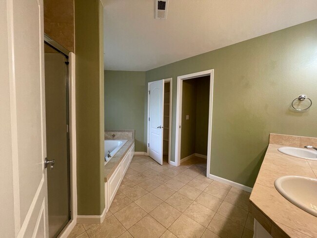 Building Photo - 5 Bed 2.5 Bath + a Den in Tigard/Bull Mountain - Solar Panels, Central A/C and More!