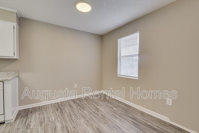 Building Photo - 2573 1/2 Tobacco Road - B