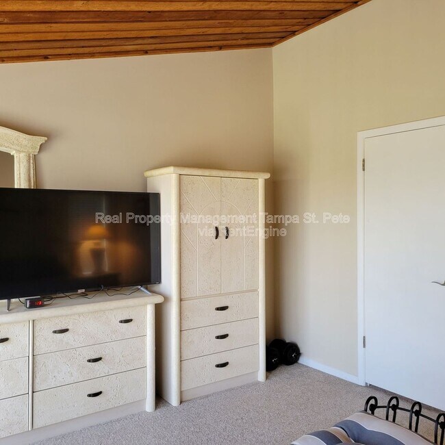 Building Photo - 12310 Capri Cir N