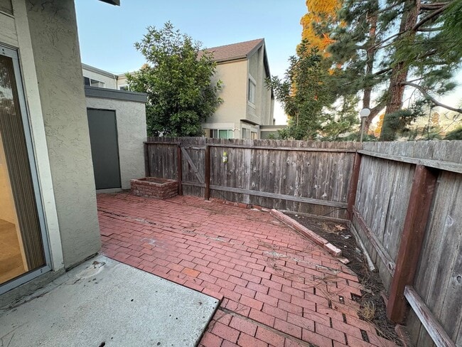 Building Photo - Villa Martinique Town Home!