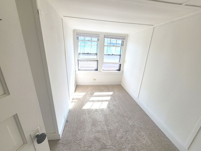 Building Photo - 2541 N Lake Dr