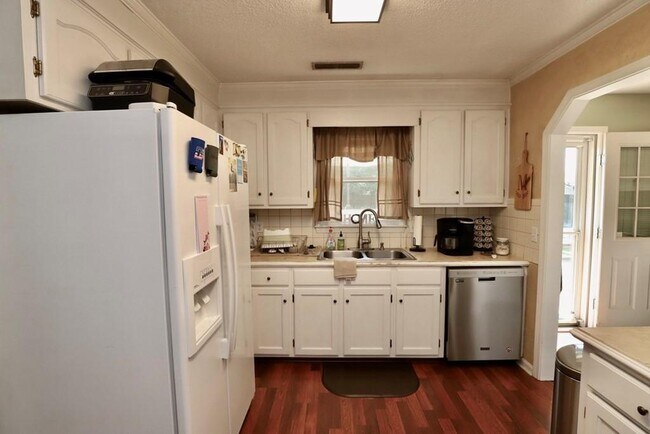 Building Photo - 2415 Edmunds Dr