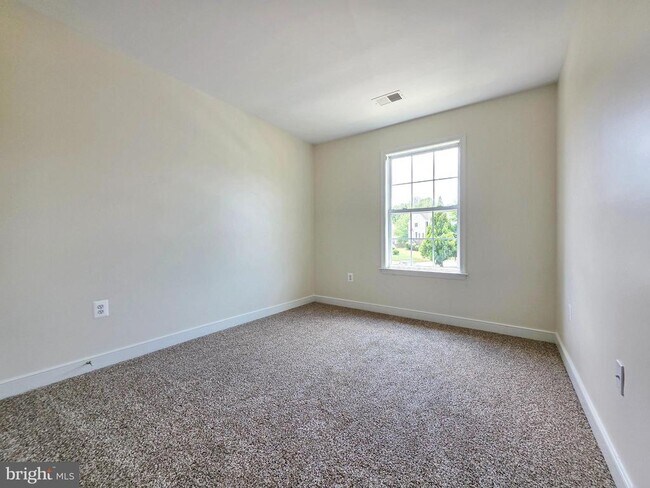 Building Photo - 3300 Broker Ln