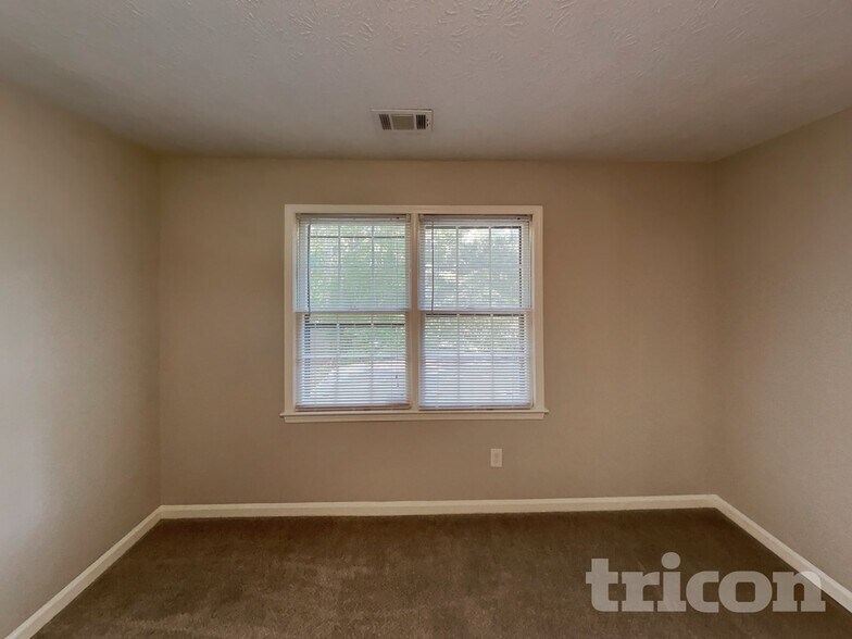 Building Photo - 1496 Oak Springs Dr