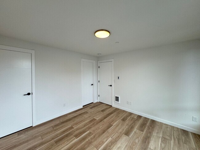 Building Photo - 3B3B cozy townhome