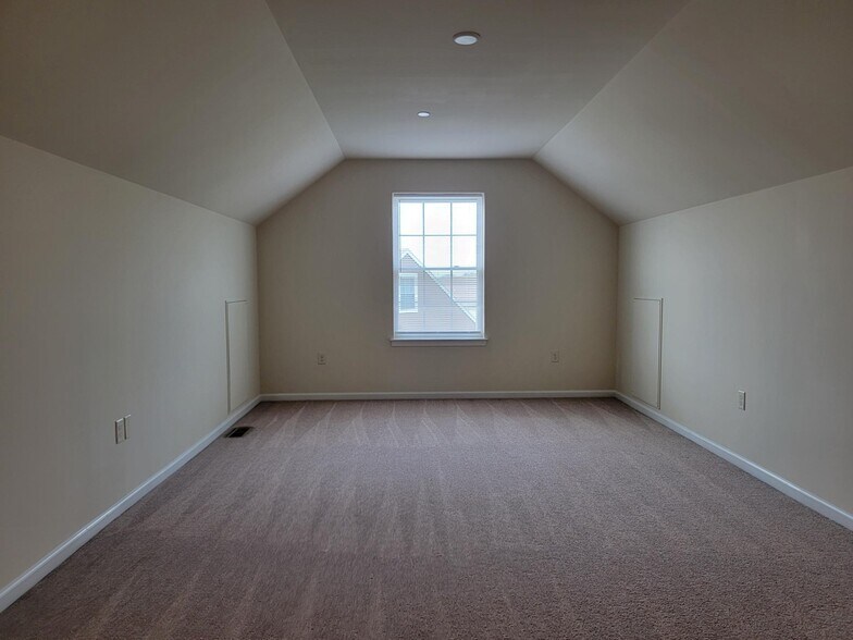 Building Photo - 726 Farmwood Ln