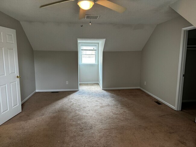 Building Photo - 4 Bedroom 2.5 Bath Home