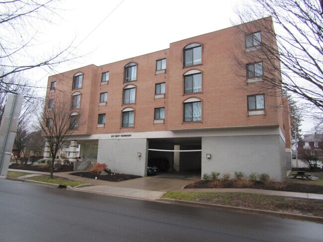 Building Photo - Fairmount East II - 2 Bedroom 2 Bath Middl...
