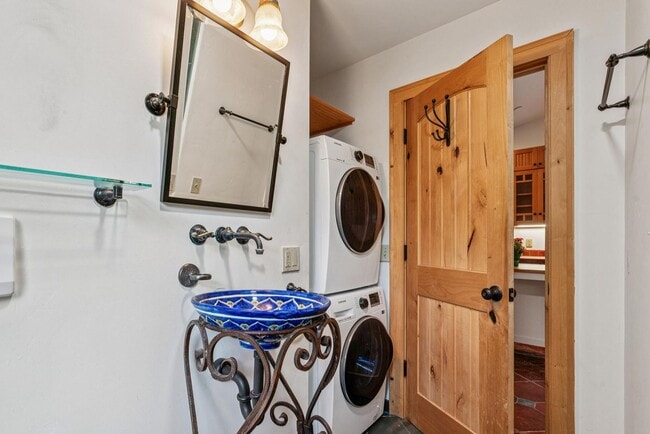 Building Photo - 385 Moraga Ave