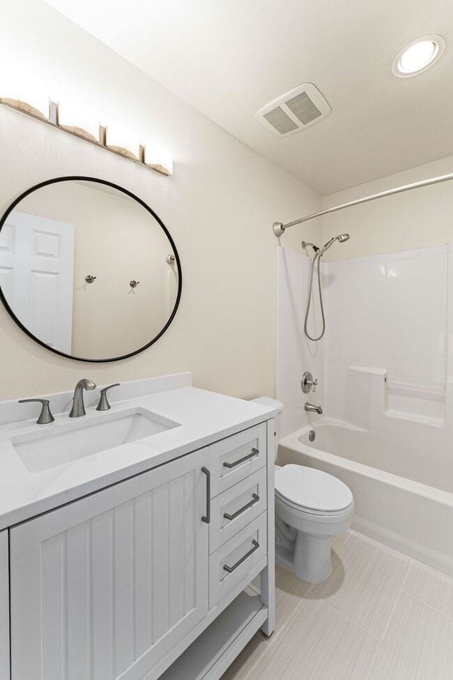 Building Photo - Spacious Townhome in Bellevue College Neig...