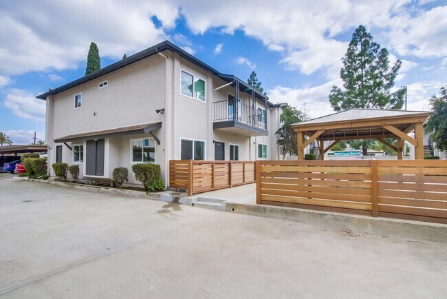 Building Photo - XL Studio - Newly renovated with large wal...