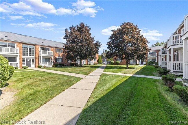 Building Photo - 2425 Torquay Ave