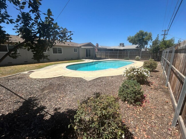 Building Photo - Stay cool in Lemoore in this spacious home...