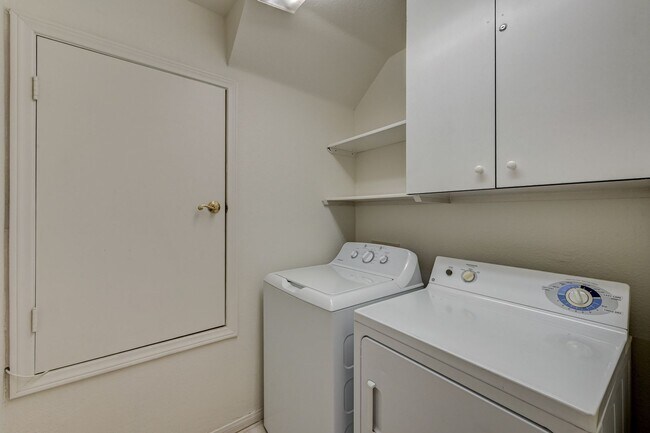 Building Photo - Tri-Level Home with Pool & Spa in Henderson, 89074