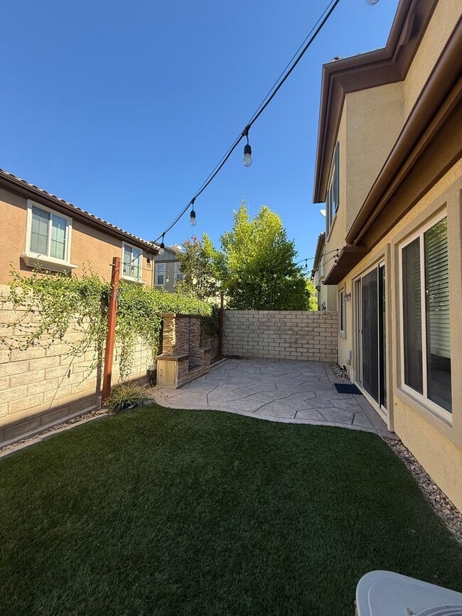 Building Photo - 3 bed, 2 1/2 bath townhome in Moorpark