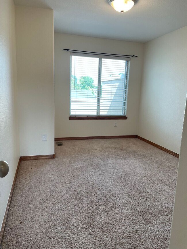 Building Photo - 3545 Big Ben Dr