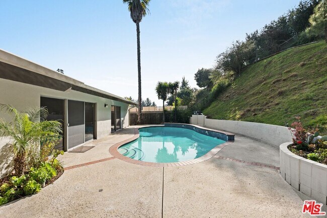 Building Photo - 6441 Tahoe Dr