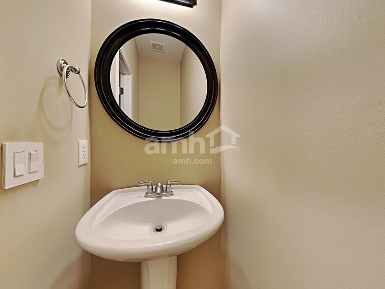 Building Photo - 1584 Silver Ridge Dr