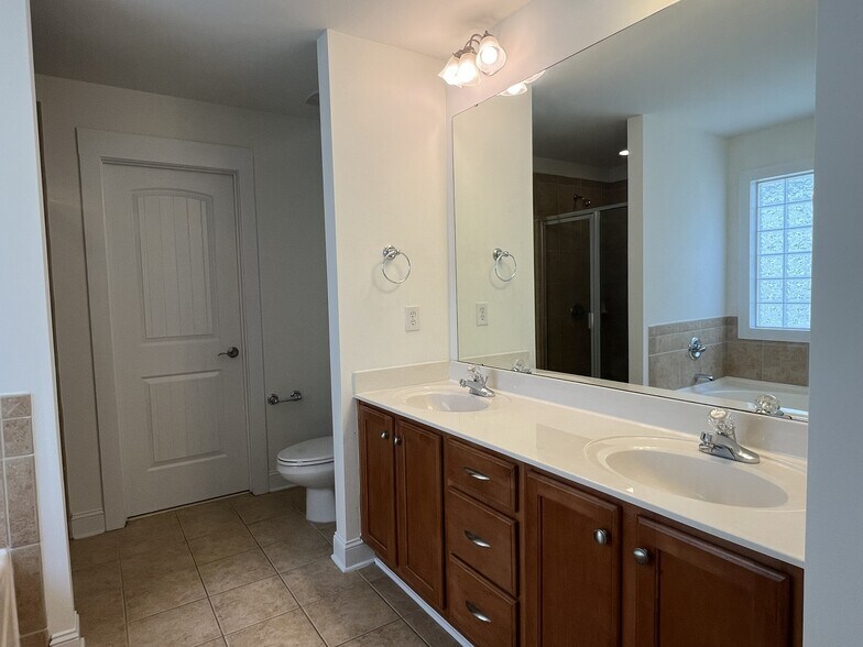 Building Photo - 527 Dubois Ct