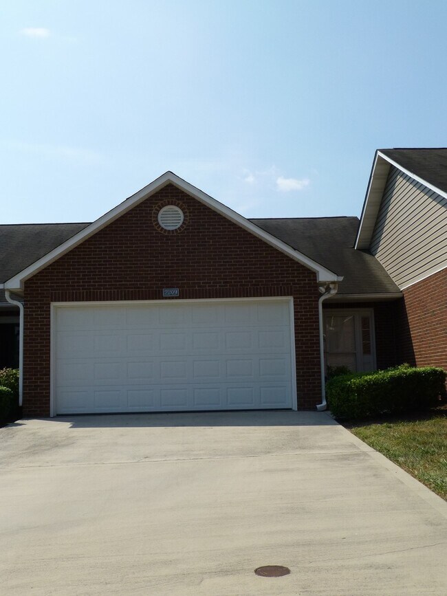 Building Photo - 3 bed, 2 bath, 2 car garage townhouse w/ b...
