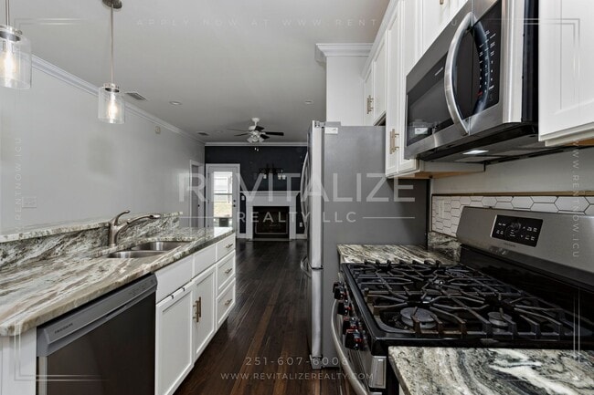 Building Photo - Modern Comfort Meets Luxury Living in Mobile