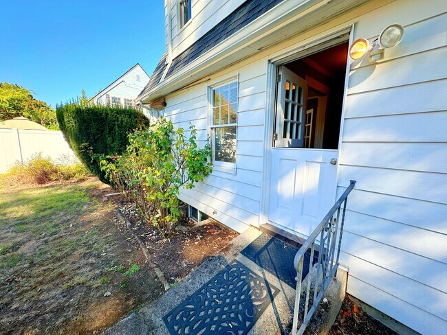 Building Photo - Stunning 3 Bedroom with Fully Fenced Yard ...