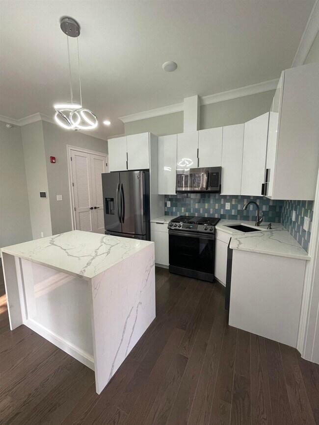 Building Photo - 31 Court House Pl