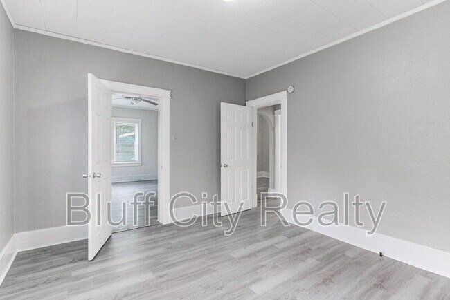 Building Photo - 716 Loeb St