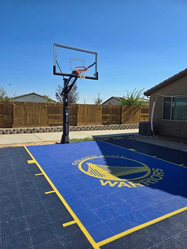 Building Photo - Basketball Lovers!
