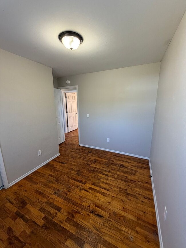 Building Photo - Remodeled 4BR/2BA Home in Lansing — Move in ready