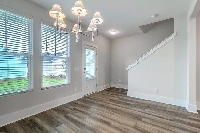 Building Photo - Beautifully Maintained 3 Bedroom, 2.5 Bath...