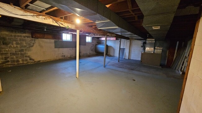 Building Photo - 4 Bedroom Single Family Home