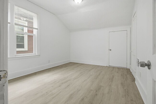 Building Photo - $1200/month bungalow