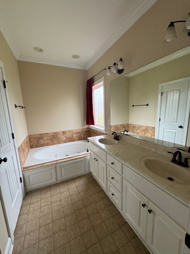 Building Photo - 131 Brookside Way