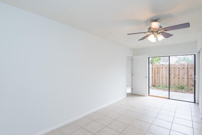 Building Photo - 4135 Palm Bay Cir
