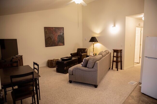 Building Photo - 305 Chickasha Dr