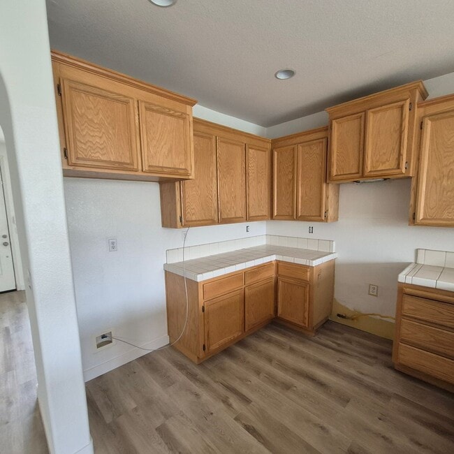 Building Photo - New Flooring throughout; Nice Elk Grove 3 bedroom home! Single story