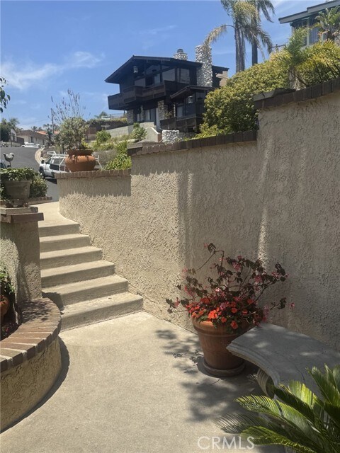 Building Photo - 25062 Alicia Dr